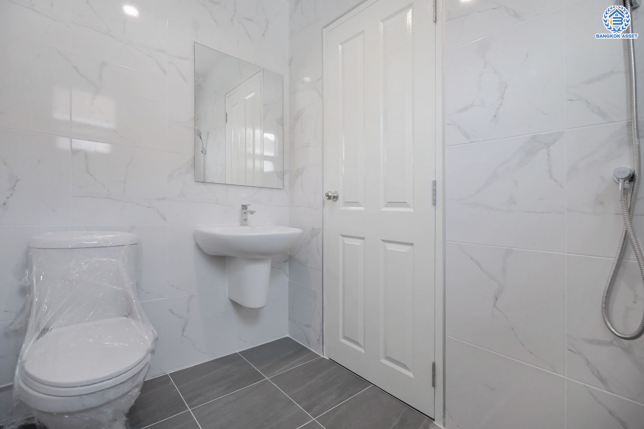 บ้านมือสองตกแต่งใหม่ โครงการ ไลฟ์ บางกอก บูเลอวาร์ด ราชพฤกษ์-รัตนาธิเบศร์ เนื้อที่ 50.3 ตร.ว. ดีไซน์ตอบทุกไลฟ์สไตล์ ฟังก์ชัน 3 ห้องนอน 3 ห้องน้ำ จอดรถได้ 2 คัน บนทำเลติดถนนราชพฤกษ์ เชื่อมต่อทุกเส้นทาง ใกล้รถไฟฟ้าสายสีม่วง "สถานีท่าอิฐ" และจุดขึ้นทางด่วน "ศรีรัช"